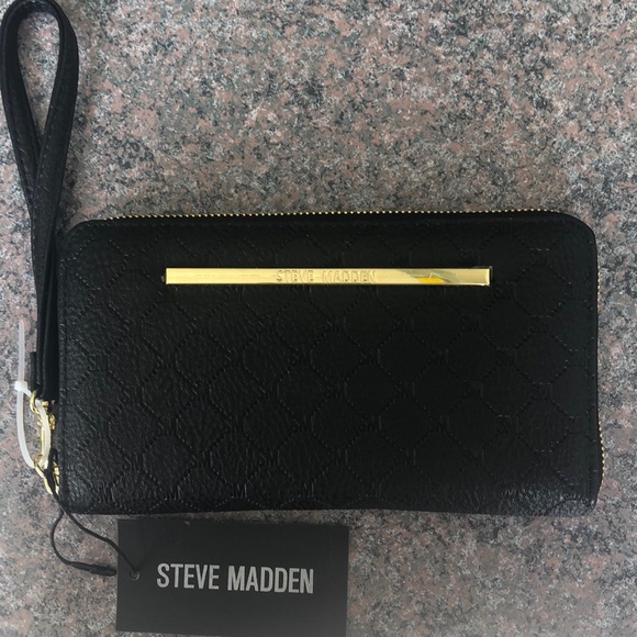 Steve Madden Handbags - Steve Madden Zip Around Wallet Black with Wristlet